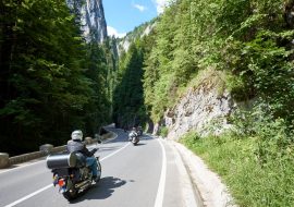 Wyprawy motocyklowe – jak przygotować się do ekstremalnych podróży na motocyklu?